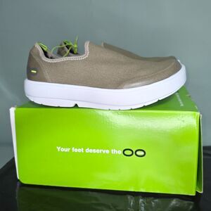 OOFOS Women's OOmg eeZee Low Shoe in the "White Taupe" or "Nomad" Size: 7
